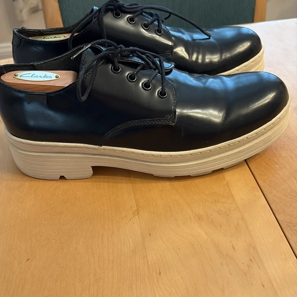 Camper Men’s Black Leather Oxfords w/Cream Rubber Outsoles. Size 41